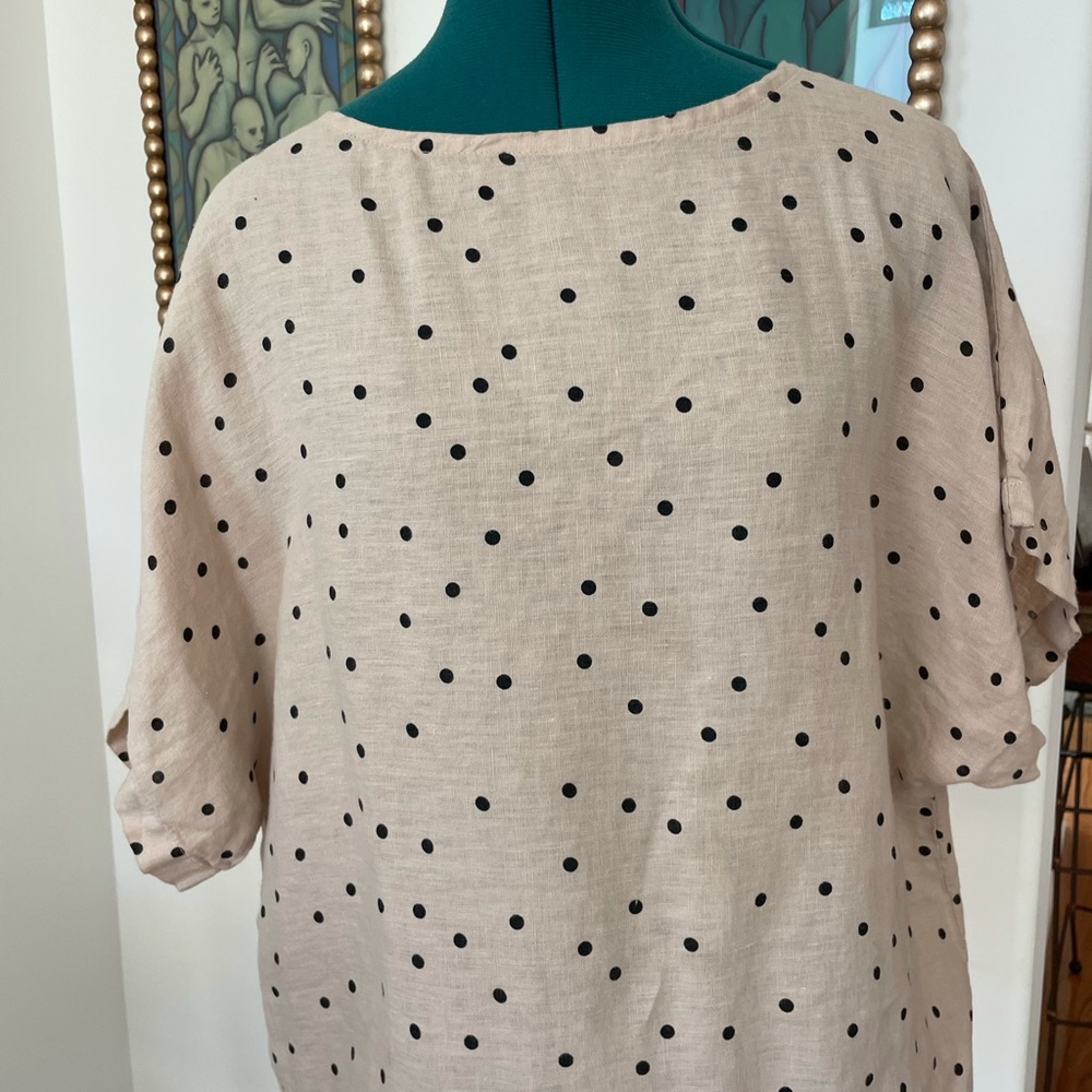 Black crane linen dotted tee.